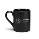 Čierny hrnček s logom Mercedes AMG F1 z roku 2022