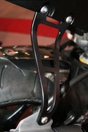 DRŽÁK VÝFUKU RG APRILIA RSV 98-03 (PÁR)ČIERNA