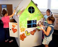 Detský domček vyrobený z kartónu