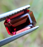 CERTIFIKÁT GRANATE MALAYA RED 2,10 ct rubín