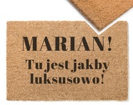 rohožka s nápisom Marián! Je to tu akési luxusné! [49,1]