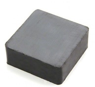 ANIZOTRPICKÝ FERITOVÝ MAGNET 20x20x5mm 100 ks.