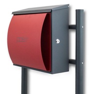 Dizajnová poštová schránka na červených stojanoch