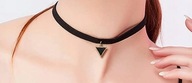 CHOKER čierny tenký trojuholník zamatový náhrdelník maličký TRIANGLE