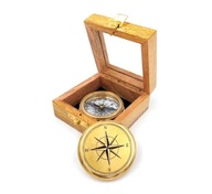 Mosadzný kompas v retro starej drevenej krabici