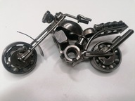 Motocykel vyrobený z úlomkov skrutiek a ložísk