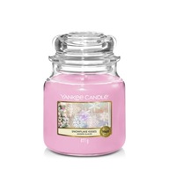 Yankee Candle stredná sviečka SNOWFLAKE KISSES