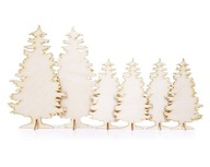 Drevené vianočné stromčeky stojace rovno