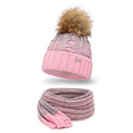 Teplá čiapka a šál v rôznych farbách na zimu