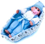 Bábika v detskom nosiči plačúca s cumlíkom