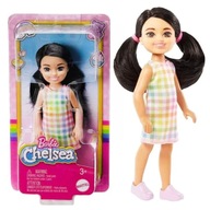 BARBIE CLUB CHELSEA MALÁ BÁBIKA ČIERNA VLASOVÁ BÁBIKA kárované ŠATY 13CM